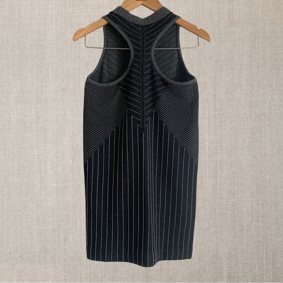 Small Athleta Sojourn Seamless Tank with Black and White Geometrical Design - Picture 4 of 11